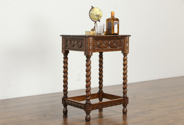 Meja samping tempat tidur dengan ukiran halus